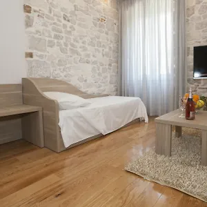 https://tifani-luxury-rooms-2.splithotels.org
